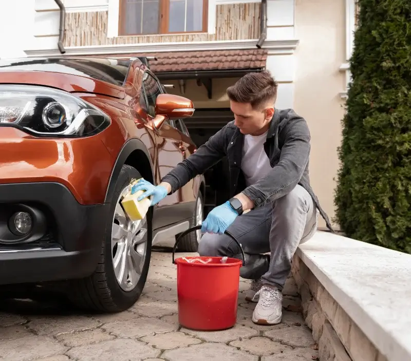 Lavage auto à domicile Meilhan-sur-Garonne : professionnel intervenant sur un véhicule